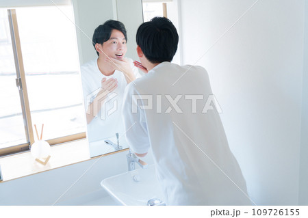 スキンケアする若い男性 スキンケアする若い男性 109726155