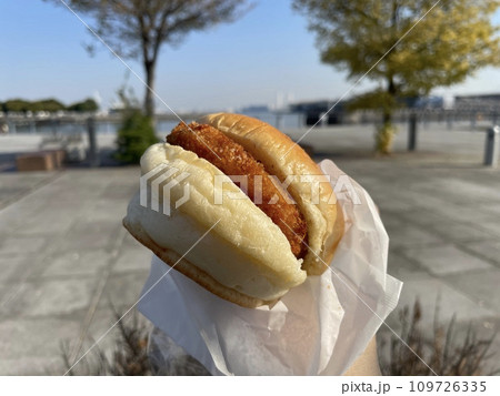 コロッケパン サクサクコロッケ入り惣菜パン コロッケパン サクサクコロッケ入り惣菜パン 109726335