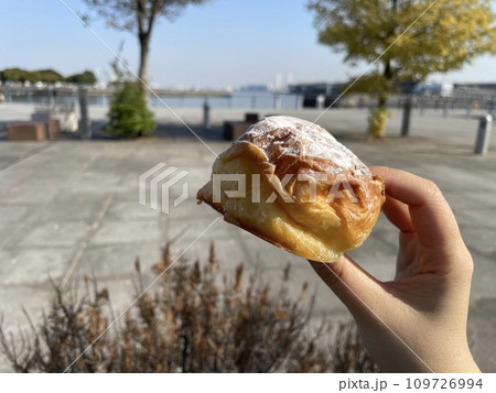 ホイップクリーム入りクイニーアマン フランスのバター菓子 109726994