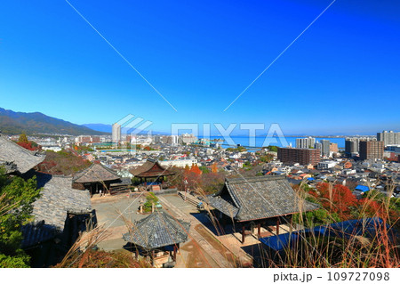 【滋賀県】快晴の三井寺（園城寺）と琵琶湖 109727098