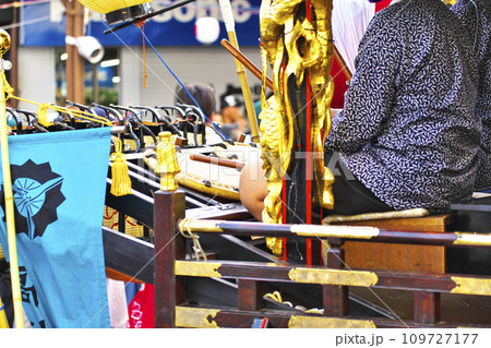 高崎市　高崎まつり　山車に乗って太鼓をたたく人たち 109727177