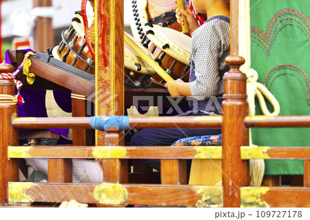 高崎市　高崎まつり　山車に乗って太鼓をたたく人たち 109727178