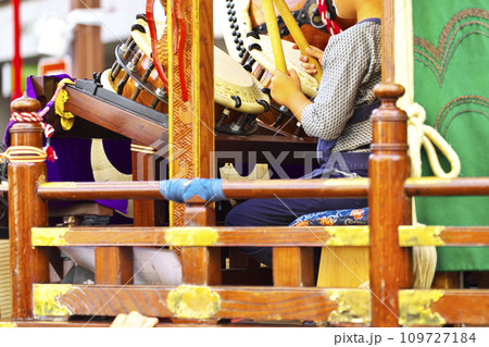高崎市　高崎まつり　山車に乗って太鼓をたたく人たち 109727184