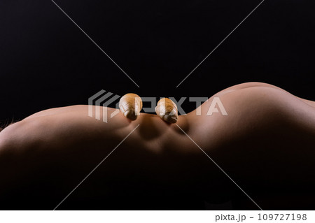 Female sensual body holding one big white bread bun with sesame seeds, horizontal picture Female sensual body holding one big white bread bun with sesame seeds, horizontal picture 109727198