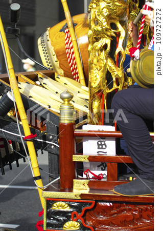 高崎市　高崎まつり　山車に乗って太鼓をたたく人たち 109727272