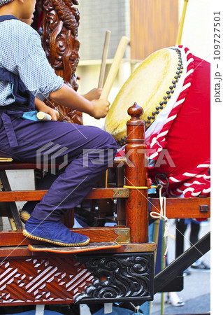 高崎市　高崎まつり　山車に乗って太鼓をたたく人たち 109727501