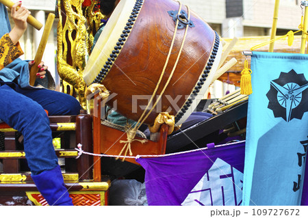 高崎市　高崎まつり　山車に乗って太鼓をたたく人たち 109727672