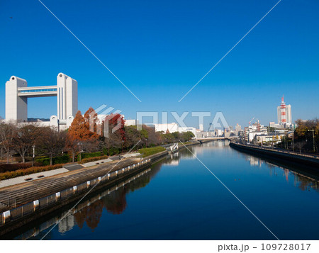 名古屋国際会議場と堀川 109728017