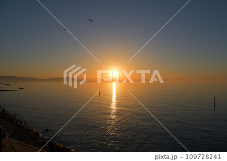 淡路島西海岸　サンセットラインの夕景 109728241