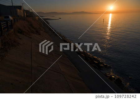 淡路島西海岸 サンセットラインの夕景 淡路島西海岸 サンセットラインの夕景 109728242