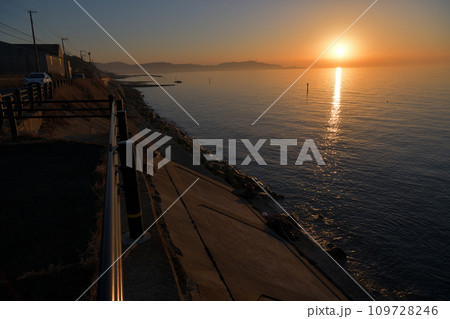 淡路島西海岸　サンセットラインの夕景 109728246