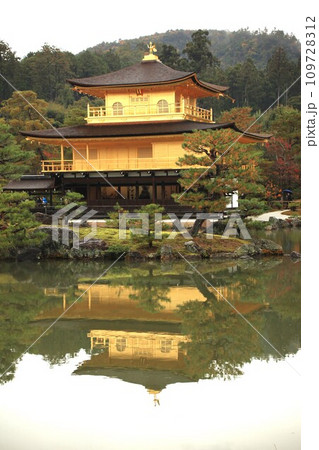 秋の京都金閣寺 秋の京都金閣寺 109728312