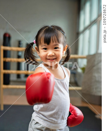 ボクシングの練習をする女の子  AI画像 AI生成画像 109728672