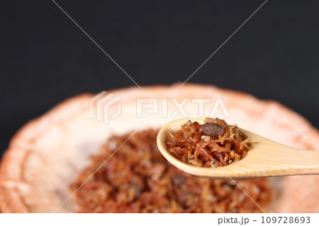 スプーンに盛ったちりめんじゃこの佃煮 109728693