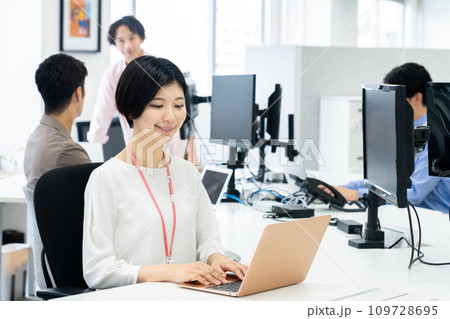 オフィスで働く若い女性 109728695