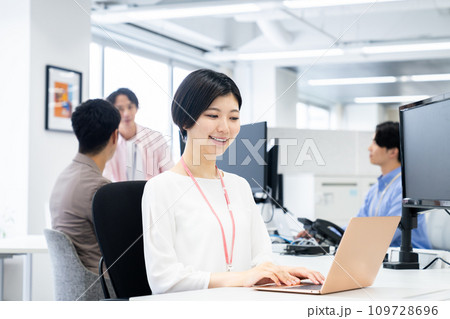 オフィスで働く若い女性 オフィスで働く若い女性 109728696