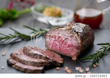 国産黒毛和牛 ローストビーフ 109728863
