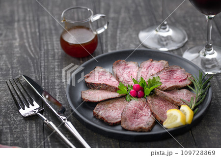 国産黒毛和牛 ローストビーフ 109728869