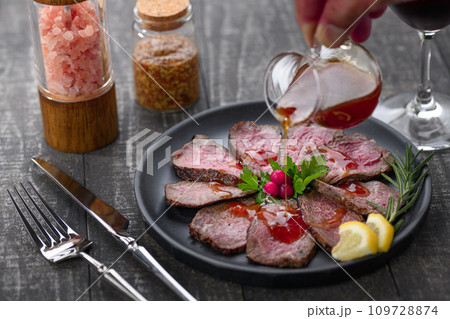 国産黒毛和牛 ローストビーフ 109728874