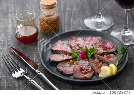 国産黒毛和牛 ローストビーフ 109728877