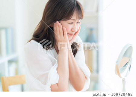 リビングでスキンケアをするミドルの女性 109729465