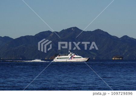 宮島を背景に航行する広島－江田島中町フェリー 109729896