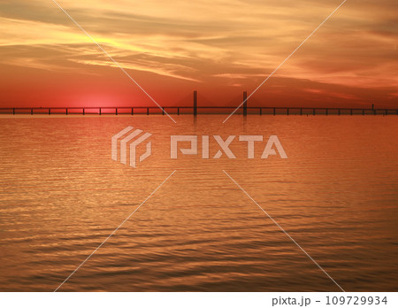 バルト海に架かる吊り橋の朝焼けの風景 109729934