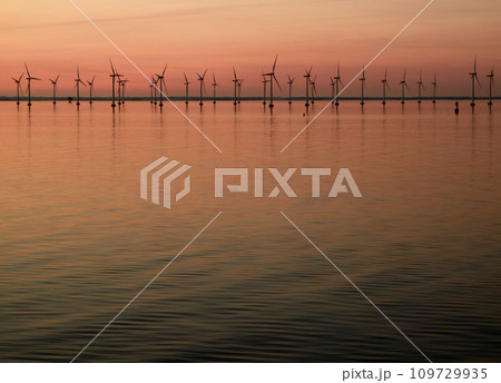 静寂なバルト海に立つ風車塔の群れ 109729935