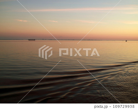 白夜のバルト海の神秘的な光景 109729938