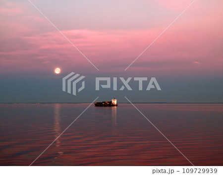 月明りのバルト海に浮かぶ貨物船 月明りのバルト海に浮かぶ貨物船 109729939