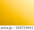 クリーム色・金色の背景画像（横） 109729941