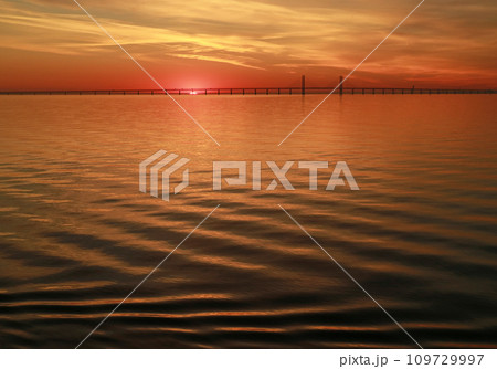 夜明けのバルト海に浮かぶ吊り橋 109729997