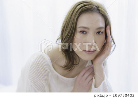 茶髪の女性のバストアップのポートレート 茶髪の女性のバストアップのポートレート 109730402