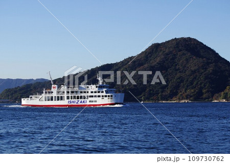 似島を背景に広島港に向かう松山発広島行きフェリー 109730762