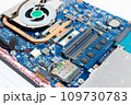 ノートパソコンのマザーボード（CPUやメモリがある） 109730783