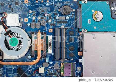 ノートパソコンのマザーボード(CPUやメモリがある)、その他右上にハードディスク ノートパソコンのマザーボード(CPUやメモリがある)、その他右上にハードディスク 109730785