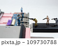 ノートパソコンへのUSBからの侵入者に対峙する警備員。 109730788