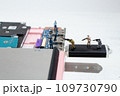 ノートパソコンへのUSBからの侵入者に対峙する警備員。 109730790