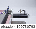 ノートパソコンへのUSBからの侵入者に対峙する警備員。 109730792
