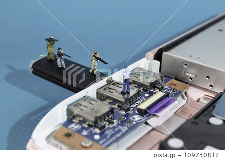 ノートパソコンへのUSBからの侵入者に対峙する警備員。 ノートパソコンへのUSBからの侵入者に対峙する警備員。 109730812