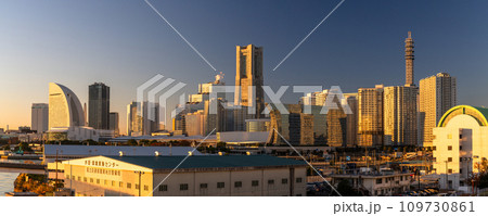《神奈川県》横浜みなとみらいの夜明け 《神奈川県》横浜みなとみらいの夜明け 109730861