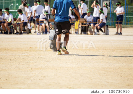 運動会でラインを引く先生 運動会でラインを引く先生 109730910