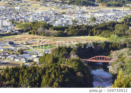 風切山から望む愛知県新城市の町並み 109730912