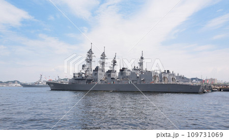 停泊する海上自衛隊むらさめ型護衛艦 109731069