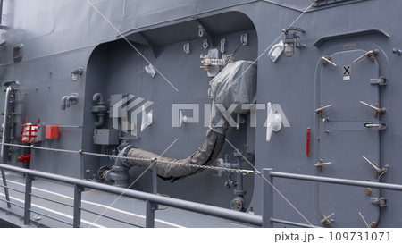 海上自衛隊むらさめ型護衛艦の給油口 海上自衛隊むらさめ型護衛艦の給油口 109731071