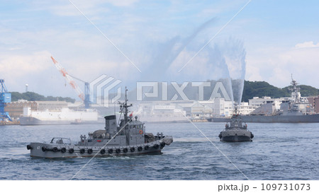 海上自衛隊58号型曳船による放水 海上自衛隊58号型曳船による放水 109731073