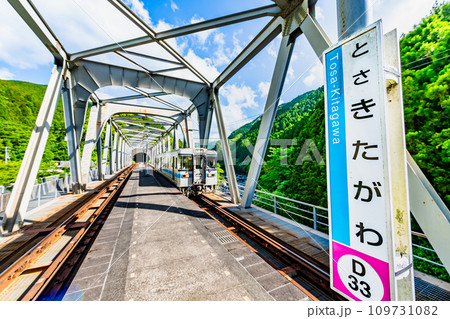 土讃線 土佐北川駅　～停車する普通列車～ 109731082