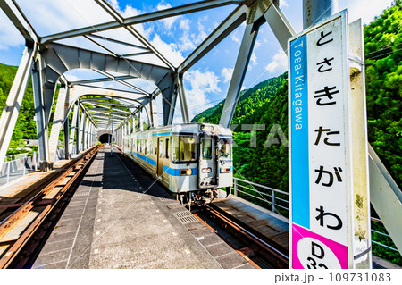 土讃線 土佐北川駅　～停車する普通列車～ 109731083