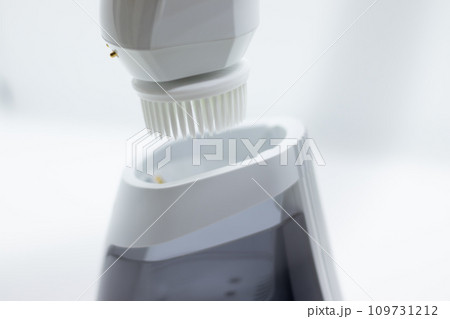 白い背景の電動洗顔ブラシのアップ 109731212