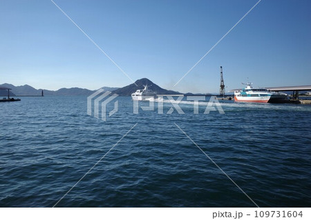 広島港を出港する松山行き高速船と似島 109731604